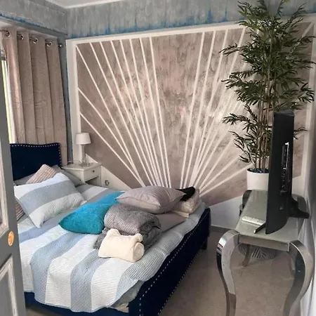 Sea Views-balcony-sleeps 6-parking-aircon Heating *