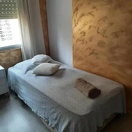 Sea Views-balcony-sleeps 6-parking-aircon Heating