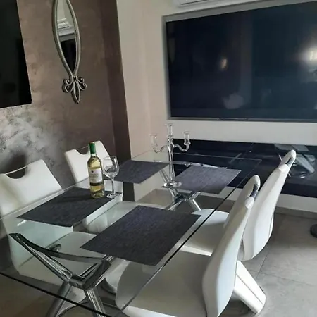 Sea Views-balcony-sleeps 6-parking-aircon Heating *